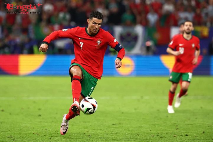 Hình ảnh Cristiano Ronaldo thi đấu trong trận gặp Pháp